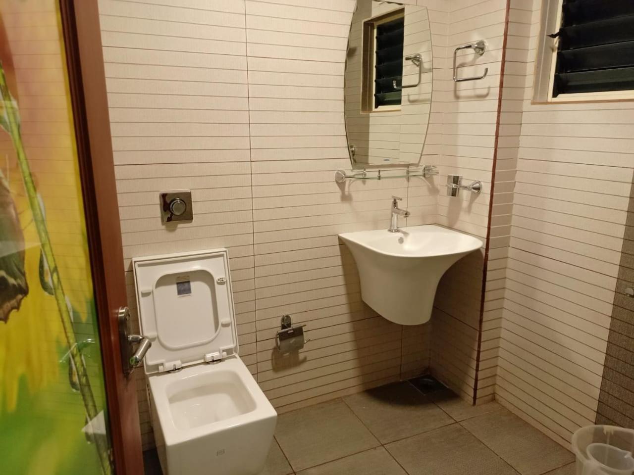 מונאר Hotelgurubhavan מראה חיצוני תמונה